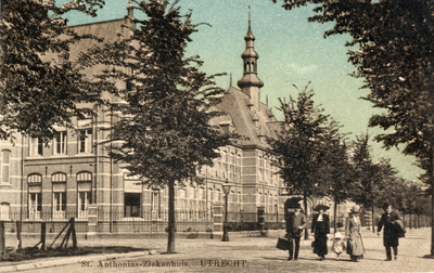 122637 Gezicht op de zij- en voorgevel van het St.-Antoniusziekenhuis (Prins Hendriklaan 40) te Utrecht, uit het ...
